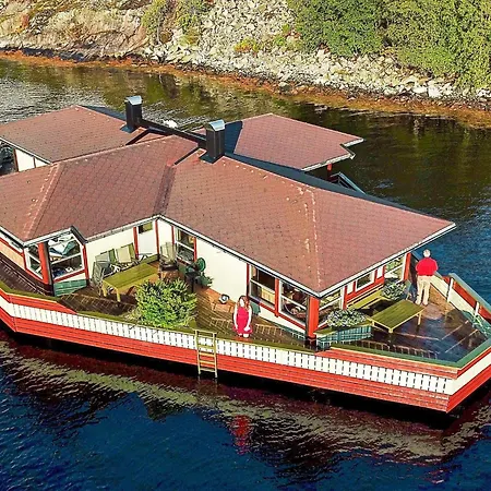 8 Person In Kalvag-by Traum * Kalvåg