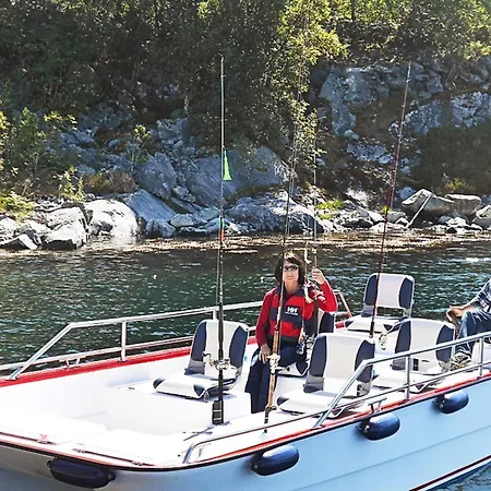 8 Person In Kalvag-by Traum