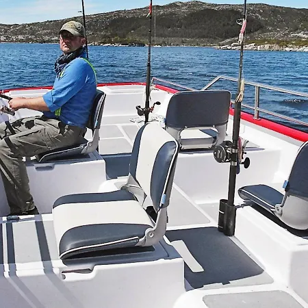 8 Person In Kalvag-by Traum Kalvåg